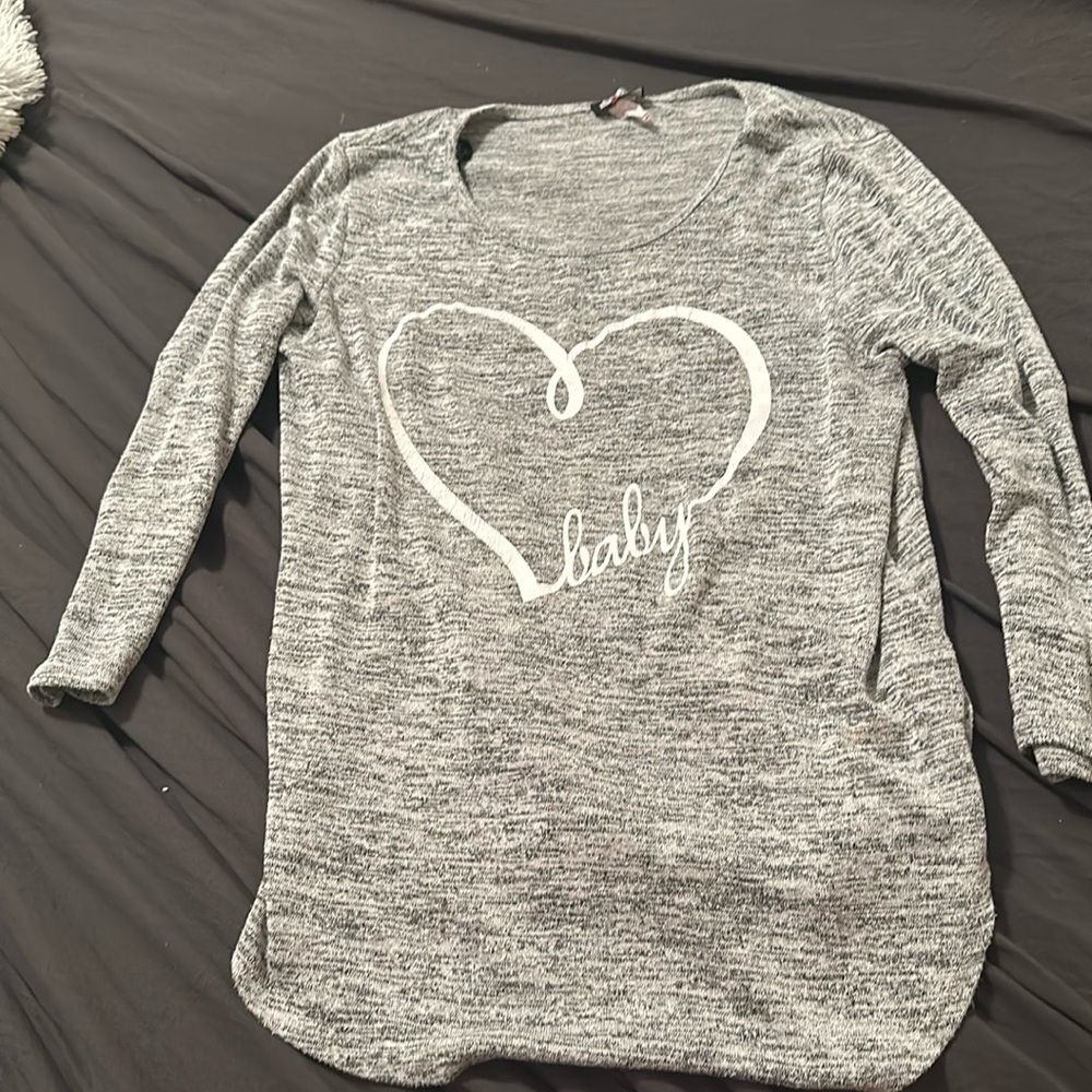 Grey/Large/White hear design/Long Sleeve/Used